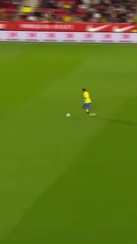 45歲還開掛！小羅再現牛尾巴過人，微笑單挑門將輕松打進